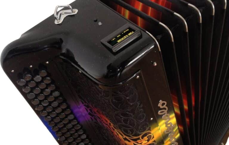 Accordéon numérique noir avec boutons et soufflet. Détail de l'instrument de musique.