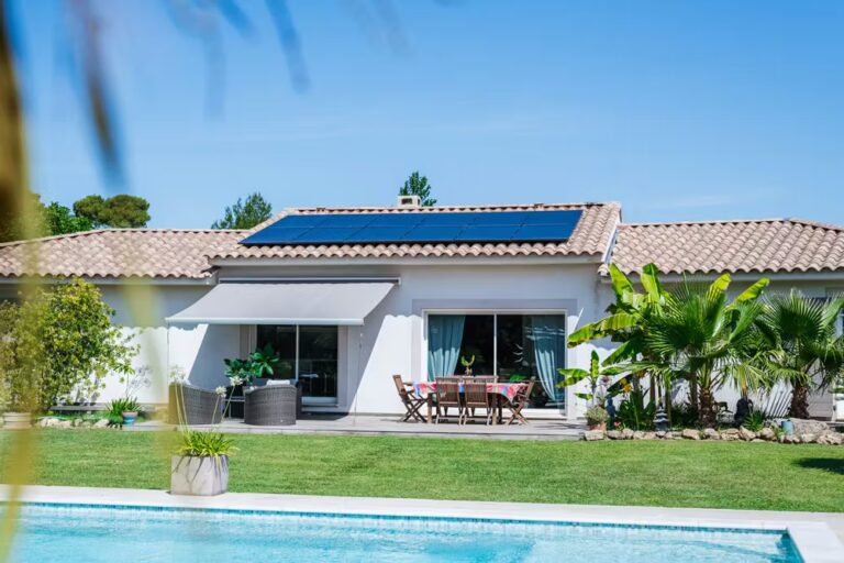 Maison avec panneaux solaires Monabee, jardin et piscine.