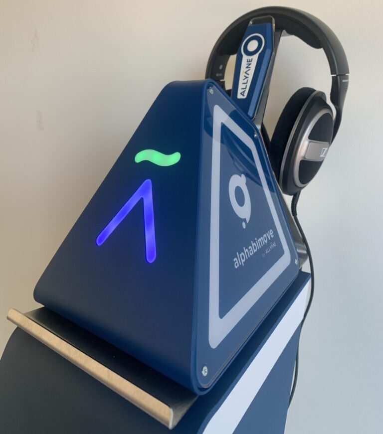 Alphabimove : appareil bleu avec casque audio Sennheiser. Technologie Allyane.