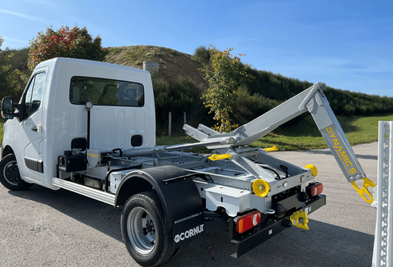 Camion benne blanc avec bras hydraulique "Dynamics