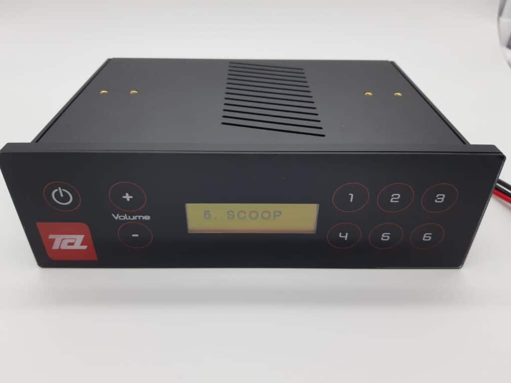 Autoradio Bus de Lyon avec écran LCD affichant "6. SCOOP" et boutons de contrôle.