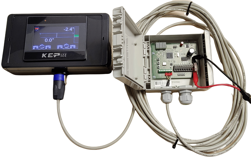 Écran KEP IoT affichant -2.4 degrés, connecté à un boîtier électronique ouvert.