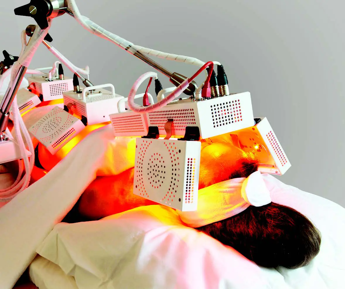 Traitement de luminothérapie rouge sur le corps.