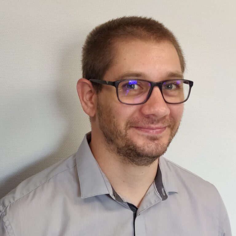 Portrait d'un homme souriant avec des lunettes