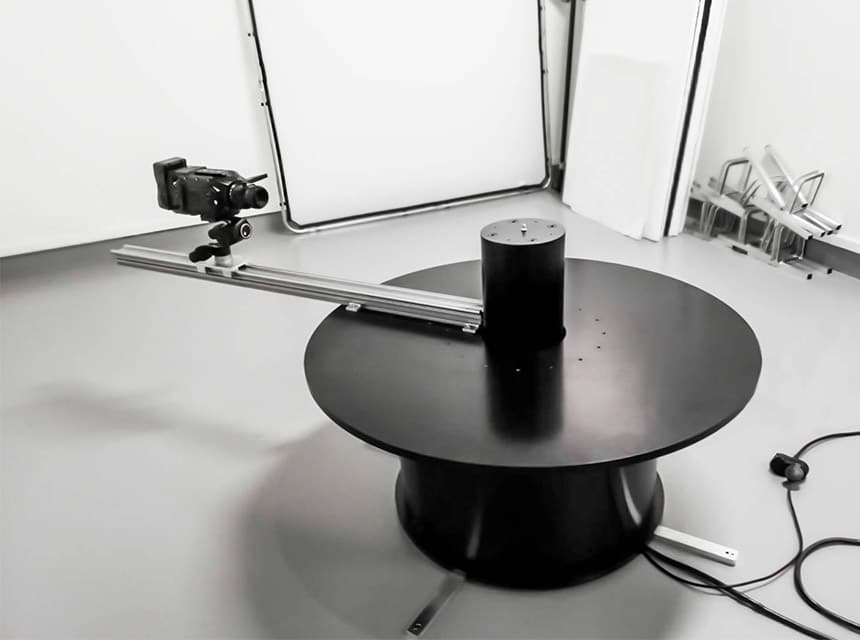 Plateau tournant noir avec caméra, utilisé pour le coffret photographe.