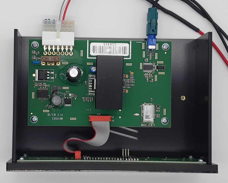 Carte électronique d'autoradio Bus de Lyon avec connecteurs et composants.