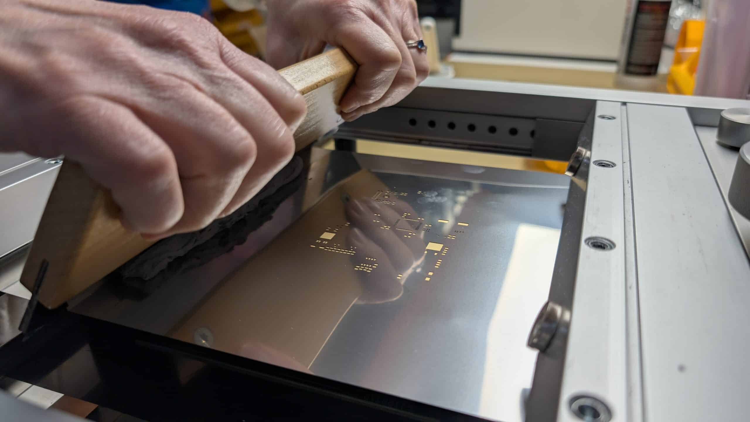 Fabrication de prototypes de cartes électroniques avec un pochoir.