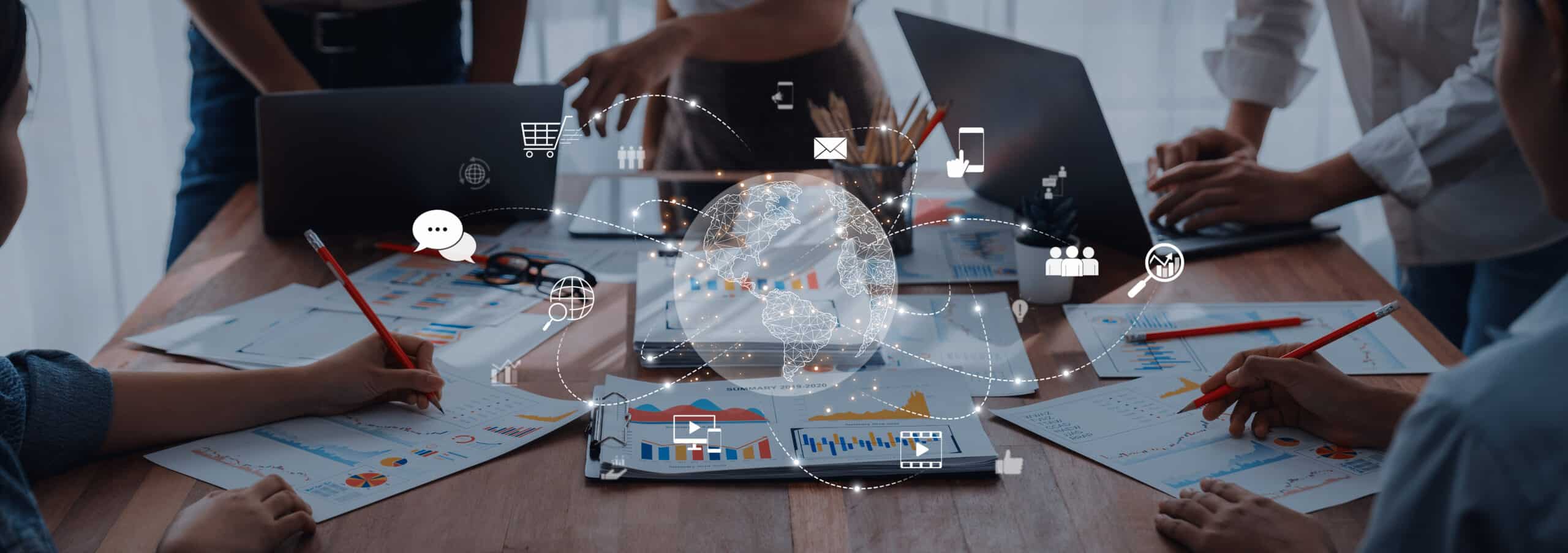 Équipe analysant des graphiques avec globe numérique et icônes de communication. Collaboration et stratégie d'entreprise.