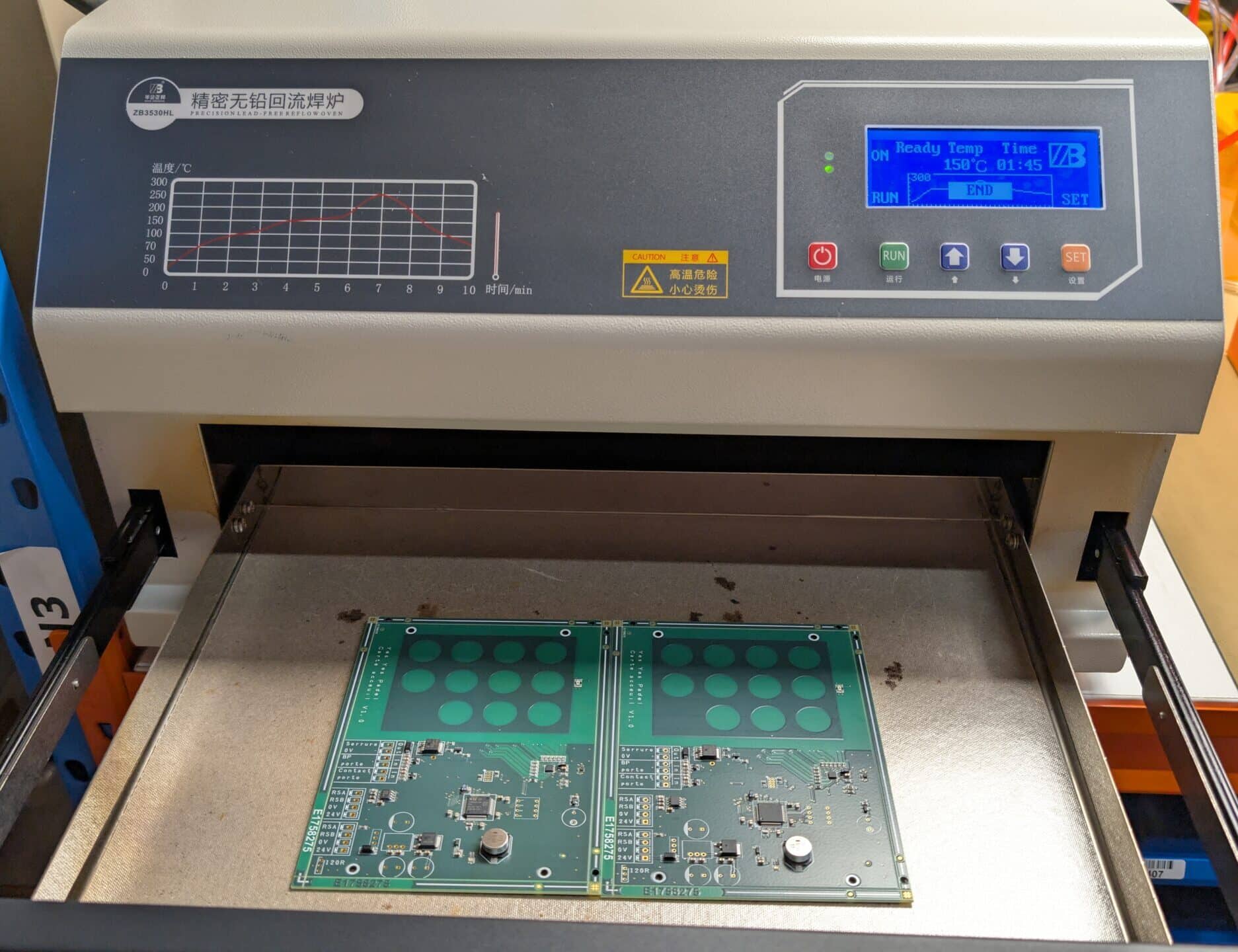 Prototypes de cartes électroniques en refusion dans un four. Circuit imprimé en production.