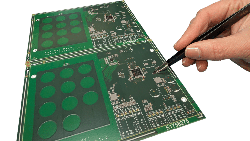 Prototypes de cartes électroniques vertes manipulées avec des pinces de précision.