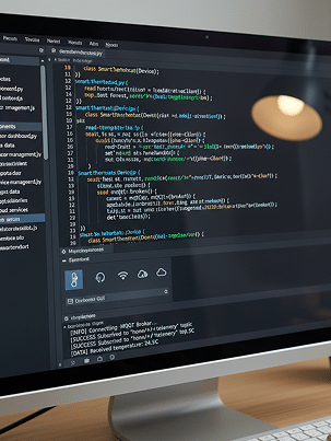 Code informatique sur écran affichant du code Smart Thermostat. Développement d'Accueil.