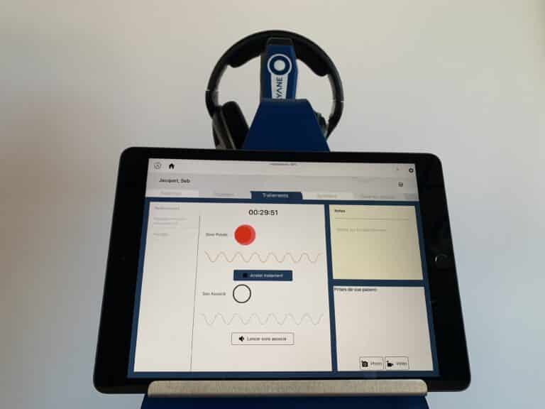 Tablette Alphabimove affichant l'interface du logiciel avec des écouteurs.