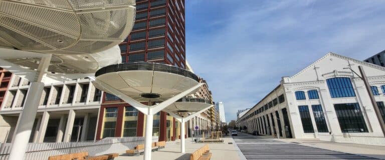 Architecture urbaine moderne à Toulouse, avec des structures métalliques blanches et des bâtiments colorés.