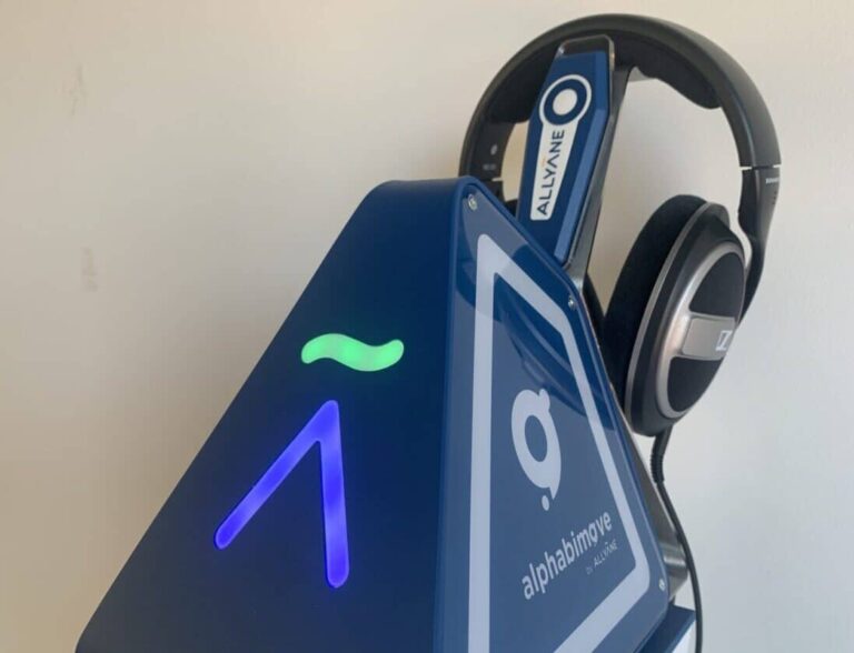 Alphabimove d'Allyane : appareil avec casque audio et signal lumineux.