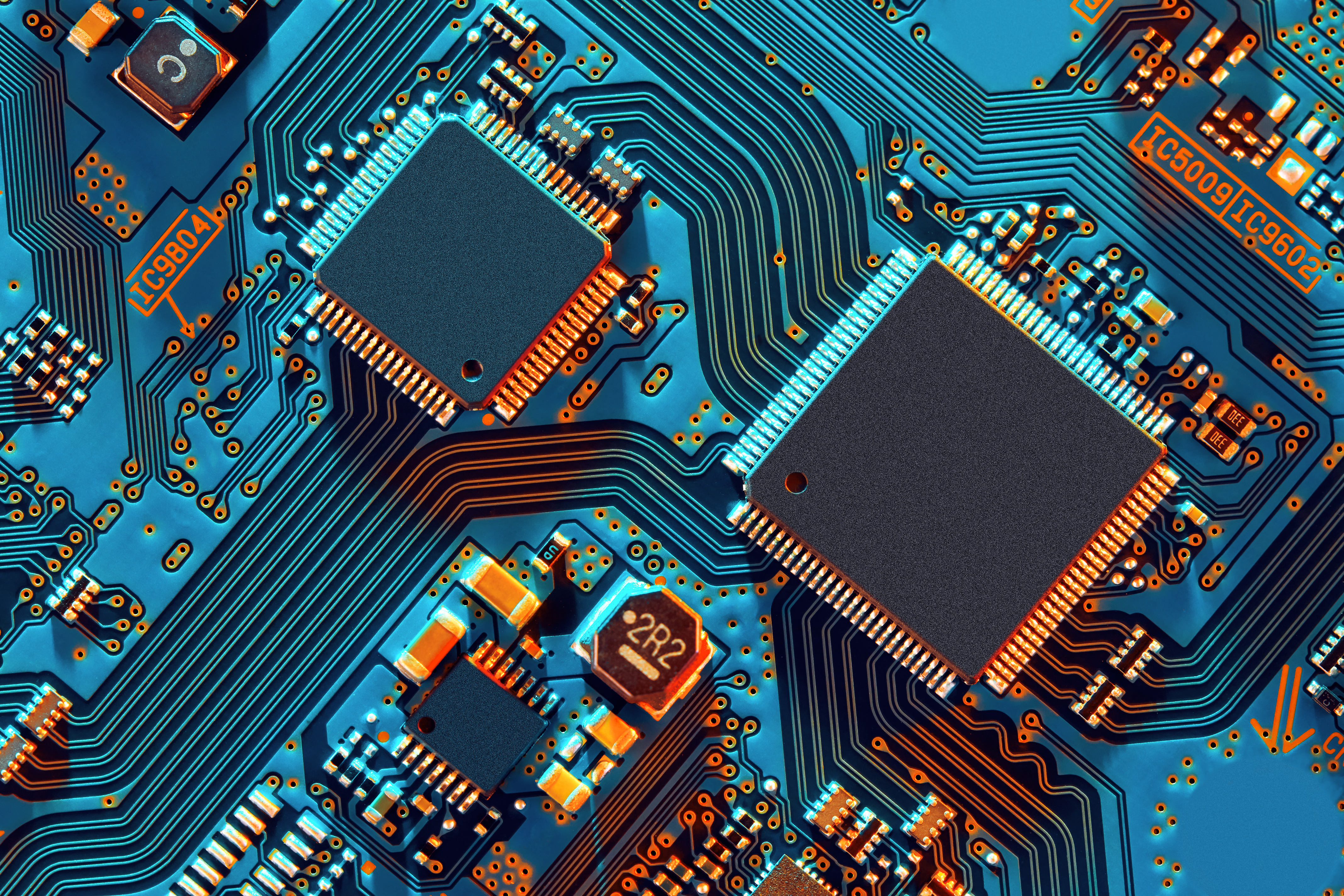 Gros plan d'un circuit imprimé bleu avec des microprocesseurs