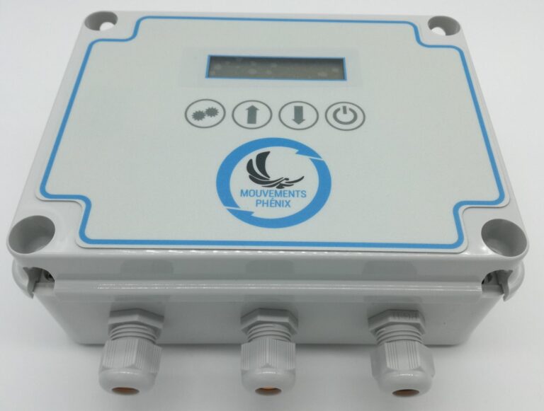 Coffret étanche blanc avec écran et logo "Mouvements Phénix".