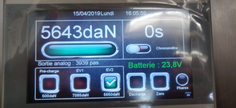 Écran d'un camion de mesures affichant 5643daN, la batterie à 23.8V et la date du 15/04/2019.