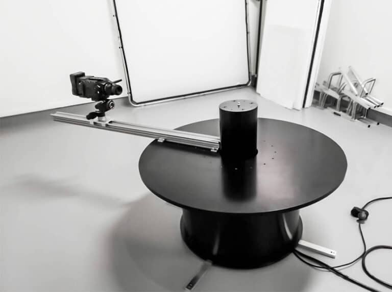 Plateau tournant noir avec caméra, utilisé pour le coffret photographe.