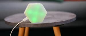 Monabee : Lampe hexagonale verte sur une table, branchée.
