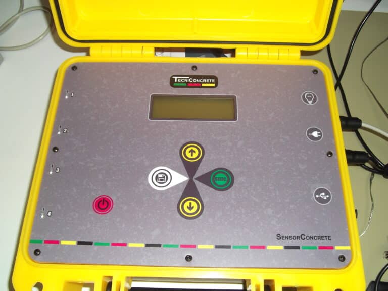 Valise de mesures Tecniconcrete SensorConcrete jaune avec écran et boutons.