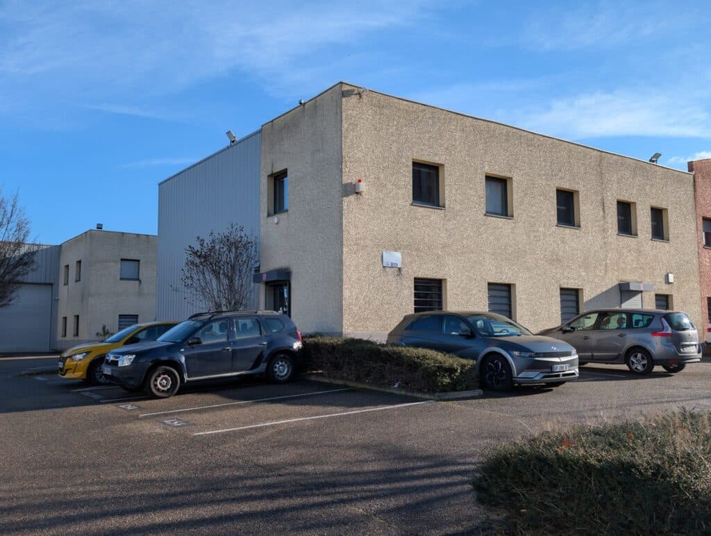 Voitures garées devant un bâtiment d'affaires.