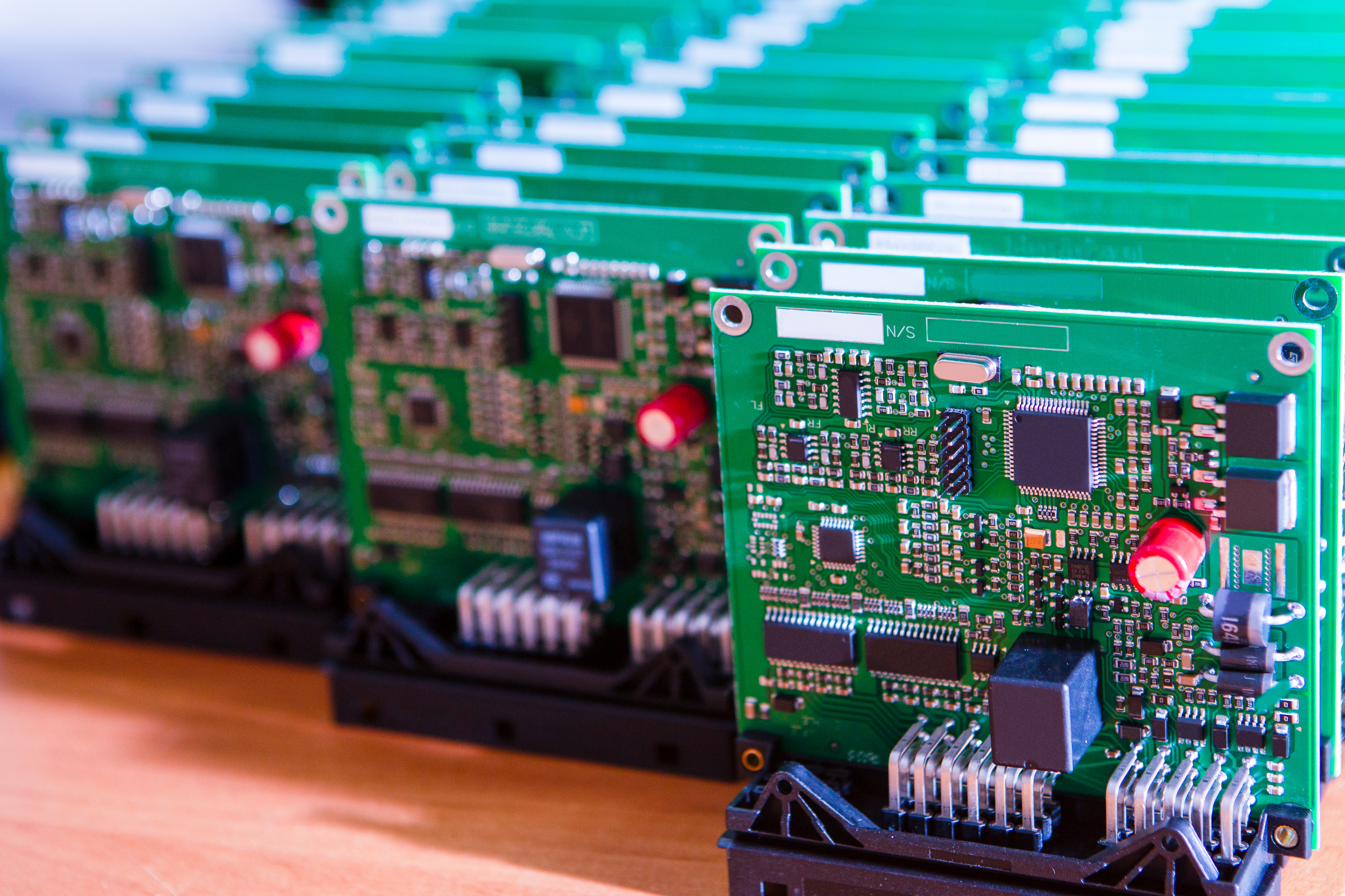 Circuits imprimés verts alignés, composants électroniques visibles. Technologie, assemblage électronique.