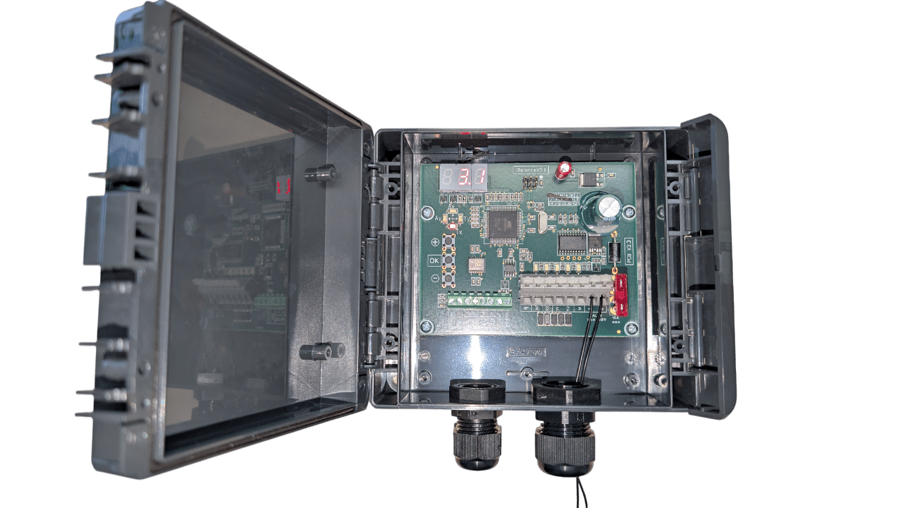 Correcteur d'inclinaison i-Balance V3 ouvert, montrant la carte de circuit imprimé. Affichage numérique 3.3.