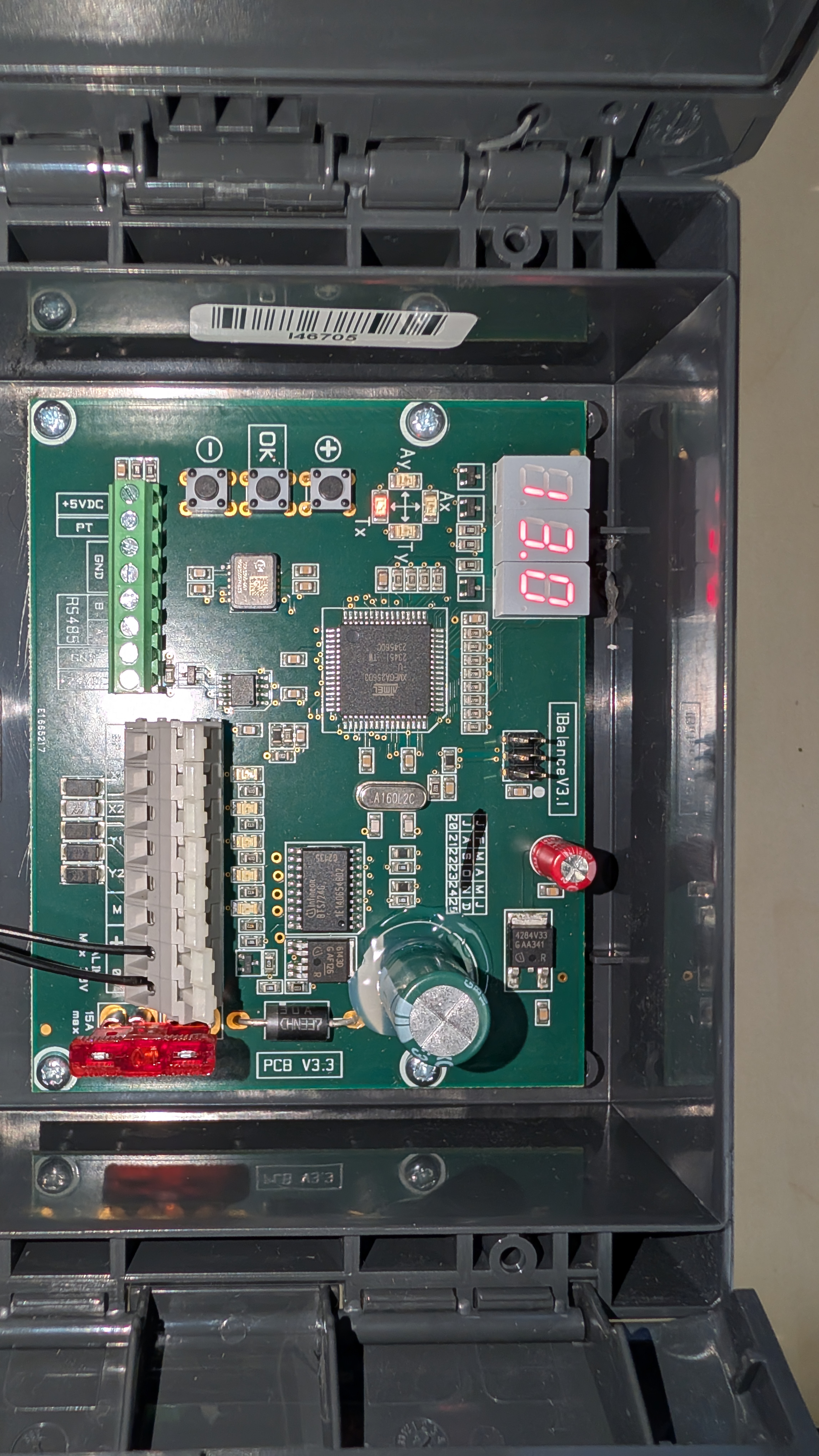 i-Balance V3 : circuit imprimé d'un correcteur d'inclinaison pour engin mobile affichant "8.0".