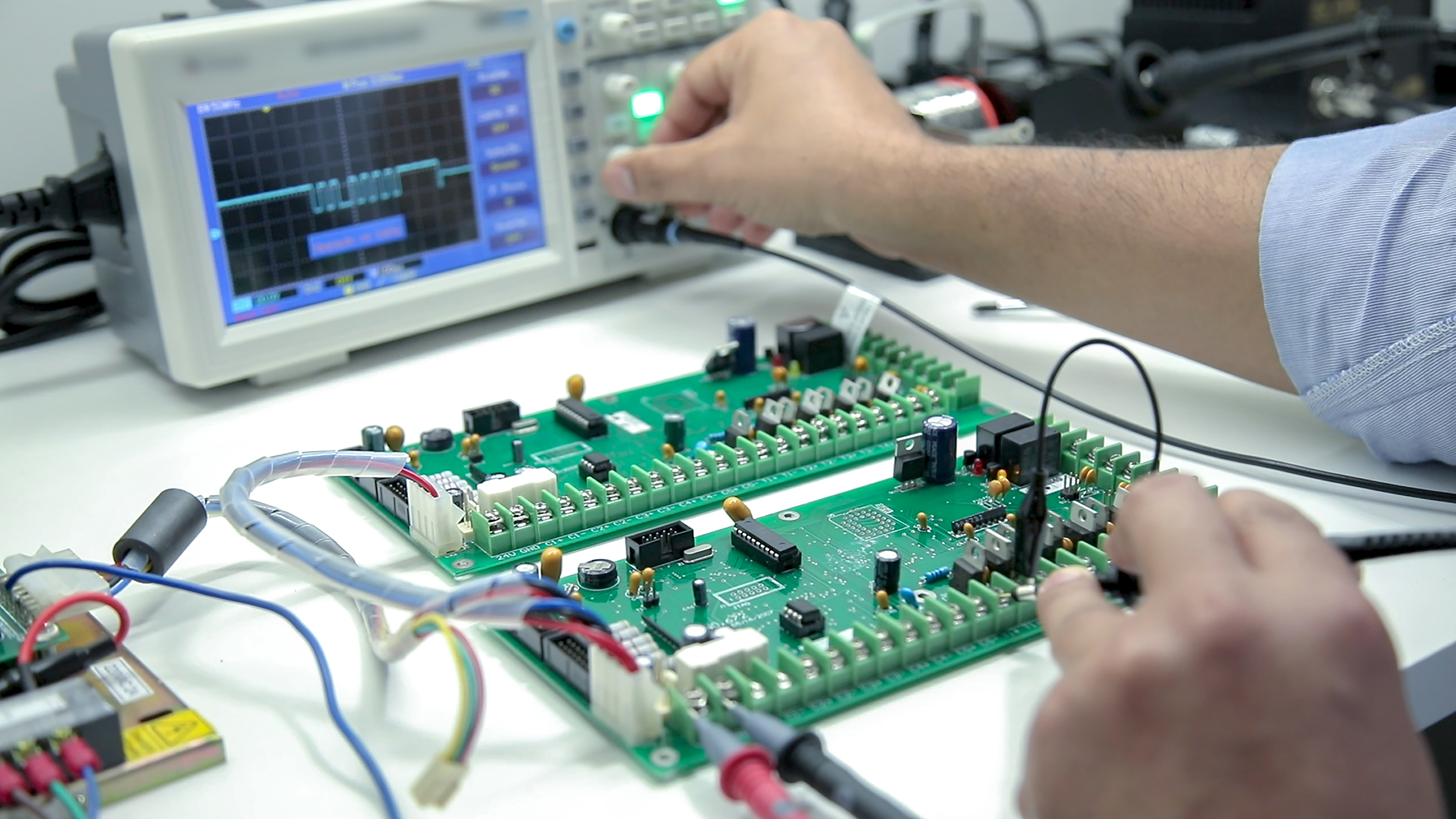 Test de circuits imprimés avec oscilloscope. Électronique, composants, mesures.