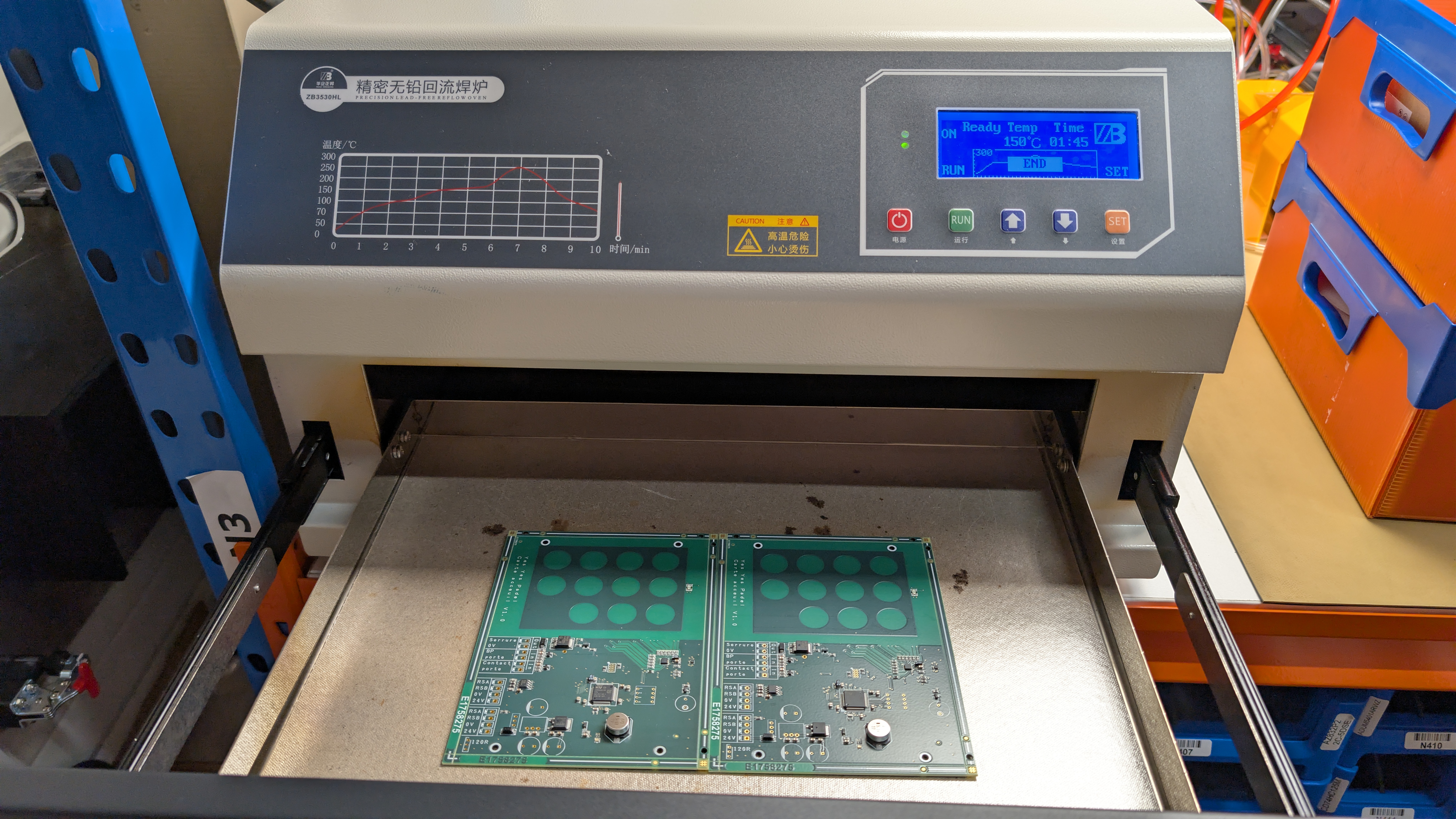 Prototypes de cartes électroniques en refusion dans un four. Circuit imprimé en production.
