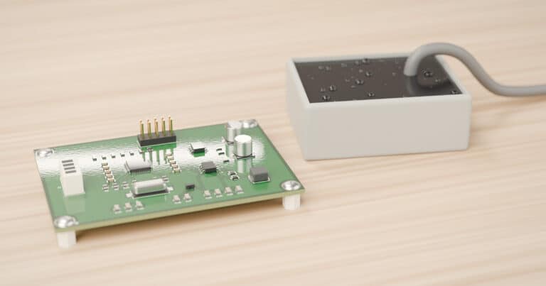 Carte électronique protégée par un vernis incolore brillant, à côté d'un boîtier rempli de résine noire couverte de gouttes d'eau : deux façons de protéger l'électronique de l'humidité.