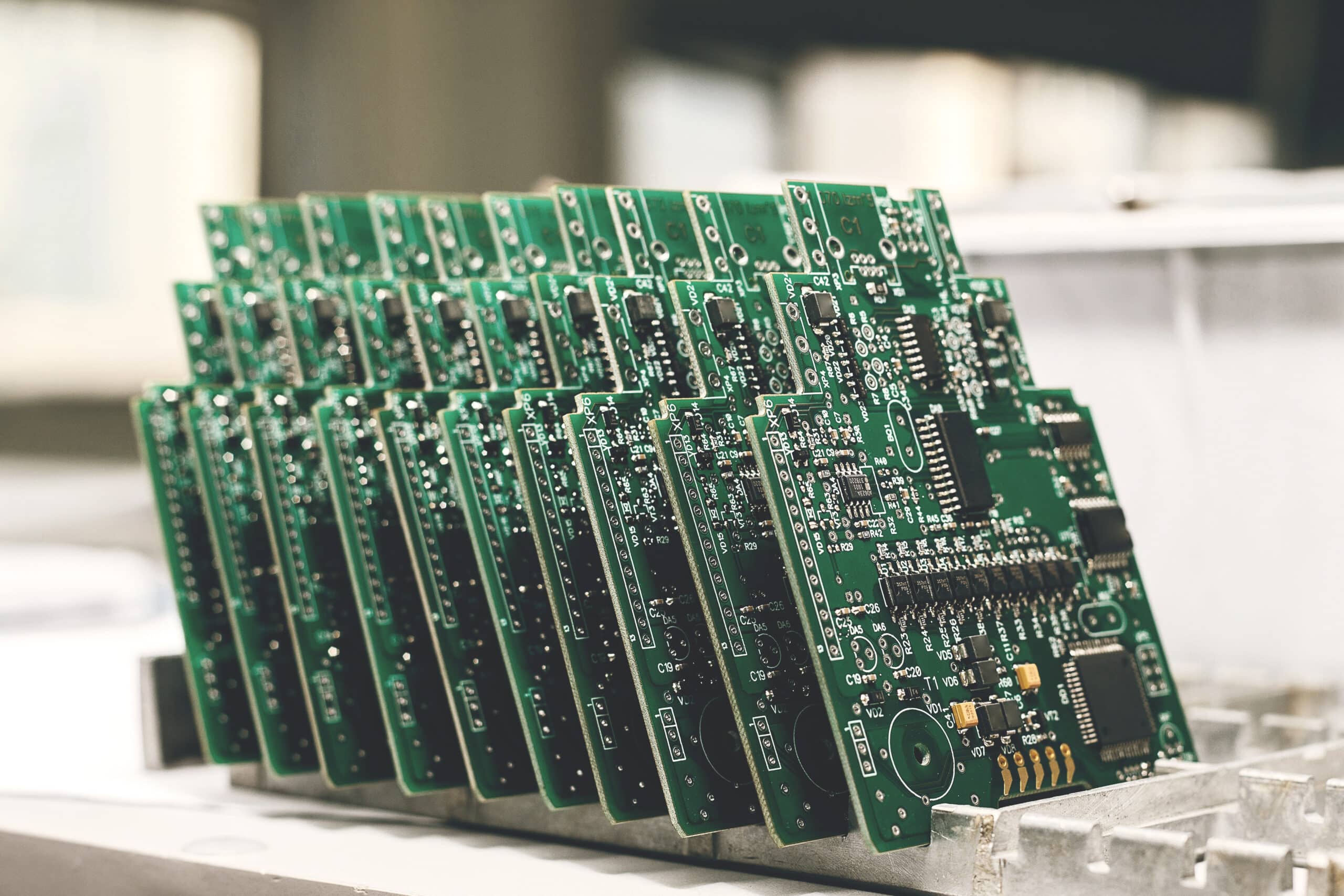 Circuits imprimés verts empilés dans un bureau d'études